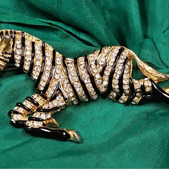 Elegant Zebra Brooch with Gold and Black Accents - Picture 5 of 5